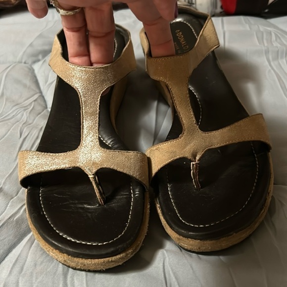 Donald J. Pliner Shoes - Donald J Pliner Shula Leather Sandal. 9-9.5 Minimalist Comfort